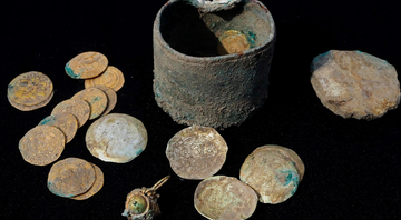 Moedas e brinco de ouro encontrados em Cesareia, Israel - Reprodução