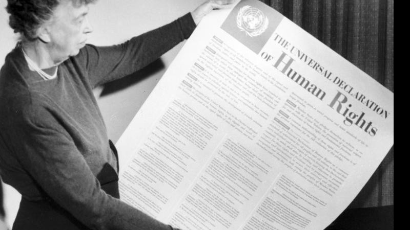 A Ex-Primeira Dama Eleanor Roosevelt, segurando uma copia da Declaração dos Direitos Humanos dos Estados Unidos - Getty Images