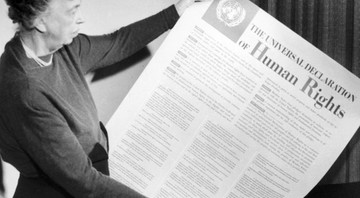 A Ex-Primeira Dama Eleanor Roosevelt, segurando uma copia da Declaração dos Direitos Humanos dos Estados Unidos - Getty Images