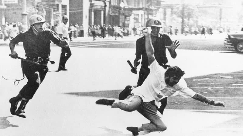 Repressão militar durante movimento estudantil, em 1968 - Crédito: Wikimedia Commons
