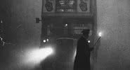 Homem usa uma tocha para guiar um ônibus durante o Grande Nevoeiro de 1952 - Monty Fresco/ Getty Images