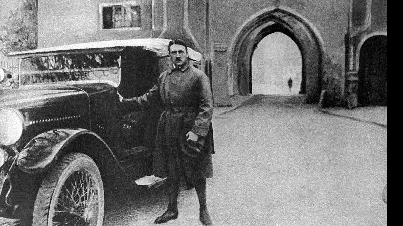 Adolf Hitler supostamente deixando a prisão de Landsberg - Getty Images