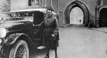 Adolf Hitler supostamente deixando a prisão de Landsberg - Getty Images