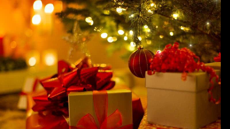 Árvore de Natal com presentes - Getty Images