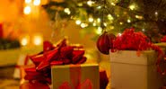 Árvore de Natal com presentes - Getty Images