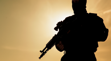 Militar com arma - Getty Images