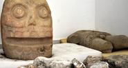 Um entalhe em forma de caveira e um baú de pedra representando o Lorde Esfolado - Reprodução