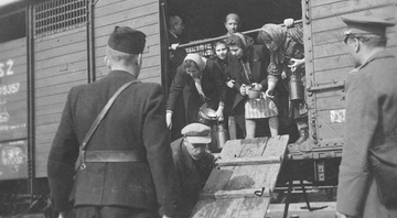 Guarda nazista força judeus a entrarem em um dos trens, em 1942 - Wikimedia Commons