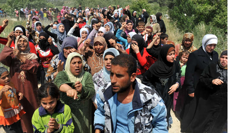 Refugiados Sírios protestam na fronteira da Tunísia com a Turquia, em 2011 - Reprodução