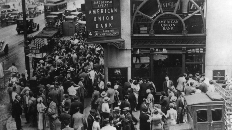 Pessoas reunidas na frente de um banco, durante a Grande Depressão - Crédito: Wikimedia Commons