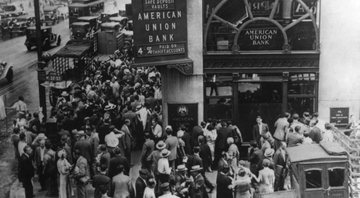 Pessoas reunidas na frente de um banco, durante a Grande Depressão - Crédito: Wikimedia Commons