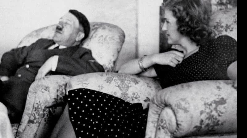 Eva Braun observa um Hitler sonolento, por volta de 1930