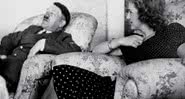 Eva Braun observa um Hitler sonolento, por volta de 1930 - Getty Images