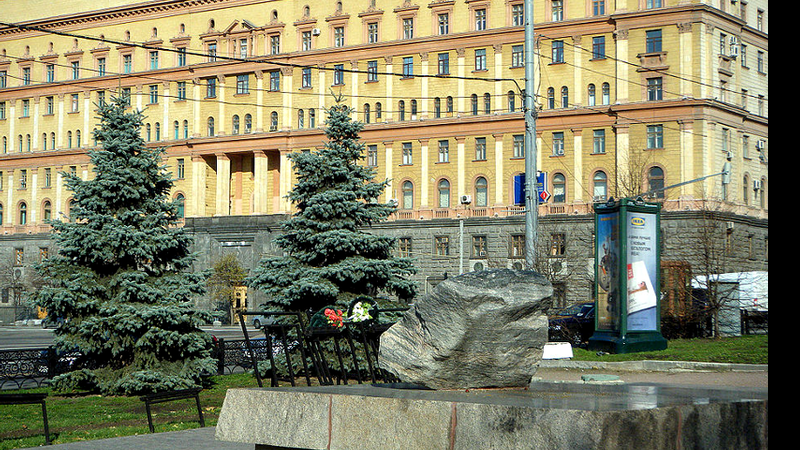 Prisão Luebjankan em Moscou, onde os presos políticos eram mortos. A pedra é uma memória das vítimas do Regime Soviético - Domínio Público