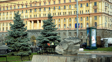 Prisão Luebjankan em Moscou, onde os presos políticos eram mortos. A pedra é uma memória das vítimas do Regime Soviético - Domínio Público