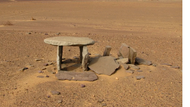 Uma das estruturas de pedra encontradas no deserto - Nick Brooks e Joanne Clarke