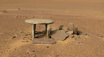 Uma das estruturas de pedra encontradas no deserto - Nick Brooks e Joanne Clarke