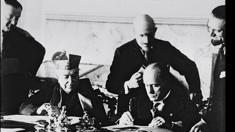Papa e Mussolini assinando o Tratado de Latrão - Getty Images