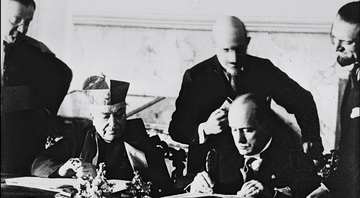Papa e Mussolini assinando o Tratado de Latrão - Getty Images