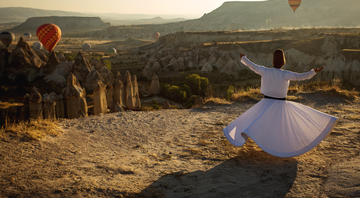 Sufista dançando ao ar livre - Getty Images
