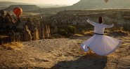 Sufista dançando ao ar livre - Getty Images