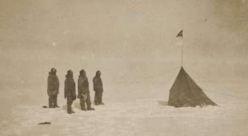 Da esquerda para a direita: Roald Amundsen, Helmer Hansee, Sverre Hassel e Oscar Wisting - Edward W. Searle