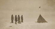 Da esquerda para a direita: Roald Amundsen, Helmer Hansee, Sverre Hassel e Oscar Wisting - Edward W. Searle