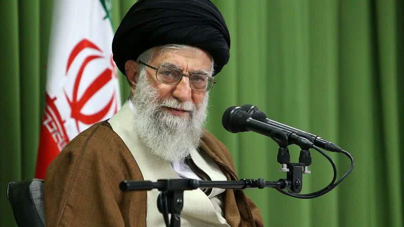 Ali Khamenei conhecendo estudantes em Teerã - Getty Images