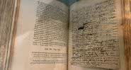 Livro, contendo escrituras de Isaac Newton - Wikimedia Commons