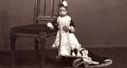 Lucía ao lado de cadeira, com 19 anos, em 1883 - Getty Images