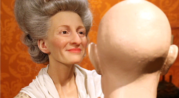 Madame Tussaud, de cera, admira a cabeça do amigo Benjamin Franklin - Getty Images