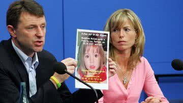 Os pais de Madeleine com um pôster usado nas buscas da menina - Getty Images