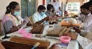 Especialistas restaurando os manuscritos em folhas de palmeira - Divulgação/T. Appala Naidu