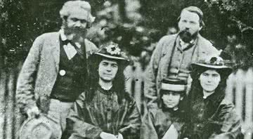 Karl Marx, suas filhas e Friedrich Engels - Wikimedia Commons
