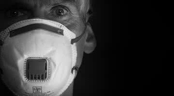 Imagem  de uma pessoa com uma máscara de proteção facial - Pixabay