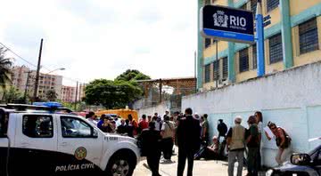 A Escola Municipal Tasso de Silveira, rodeada de autoridades no dia do atentado - Wikimedia Commons