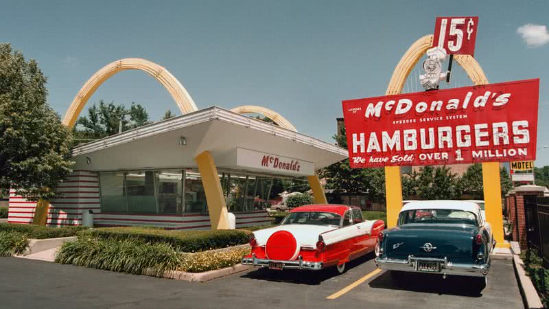 A primeira loja da franquia Mcdonald's a ser aberta em Fresno - Wikimedia Commons