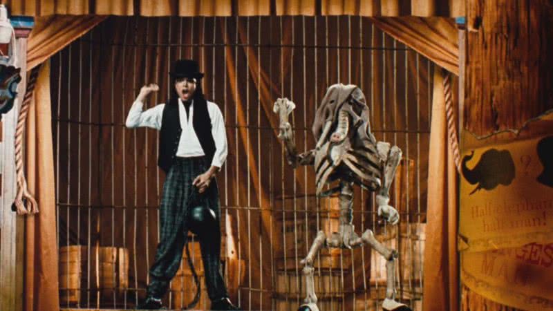 Trecho do clipe Leave Me Alone, em que Michael dança ao lado de Homem Elefante