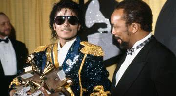 Michael Jackson com Quincy Jones e seus oito prêmios da 26º edição do Grammy Awards - Getty Images