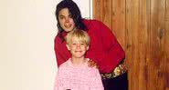 Macauley Culkin ao lado de Michael Jackson em foto pessoal - Divulgação