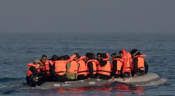 Imagem ilustrativa de migrantes tentando cruzar o Canal da Mancha - Getty Images