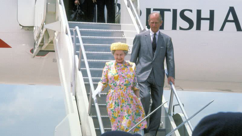 Rainha Elizabeth e Príncipe Philip descendo de um avião - Wikimedia Commons