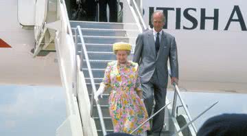 Rainha Elizabeth e Príncipe Philip descendo de um avião - Wikimedia Commons