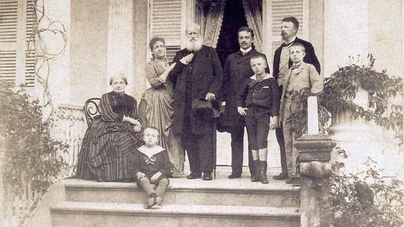 Dom Pedro II ao lado de familiares - Domínio Público