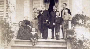 Dom Pedro II ao lado de familiares - Domínio Público