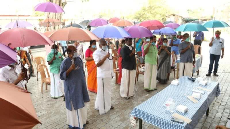Moradores utilizando guarda-chuvas em Kerala, na Índia - Divulgação