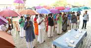 Moradores utilizando guarda-chuvas em Kerala, na Índia - Divulgação