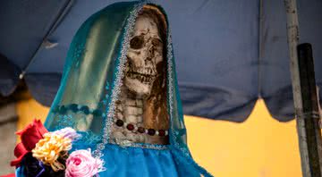 Santa Muerte: uma figura esquelética sob um longo manto - Getty Images