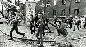 Mulher dando bolsada em neonazista - Hans Runesson