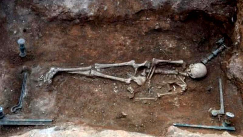 Corpo de mulher encontrado sobre cama de bronze - Crédito: Ephorate of Antiquities